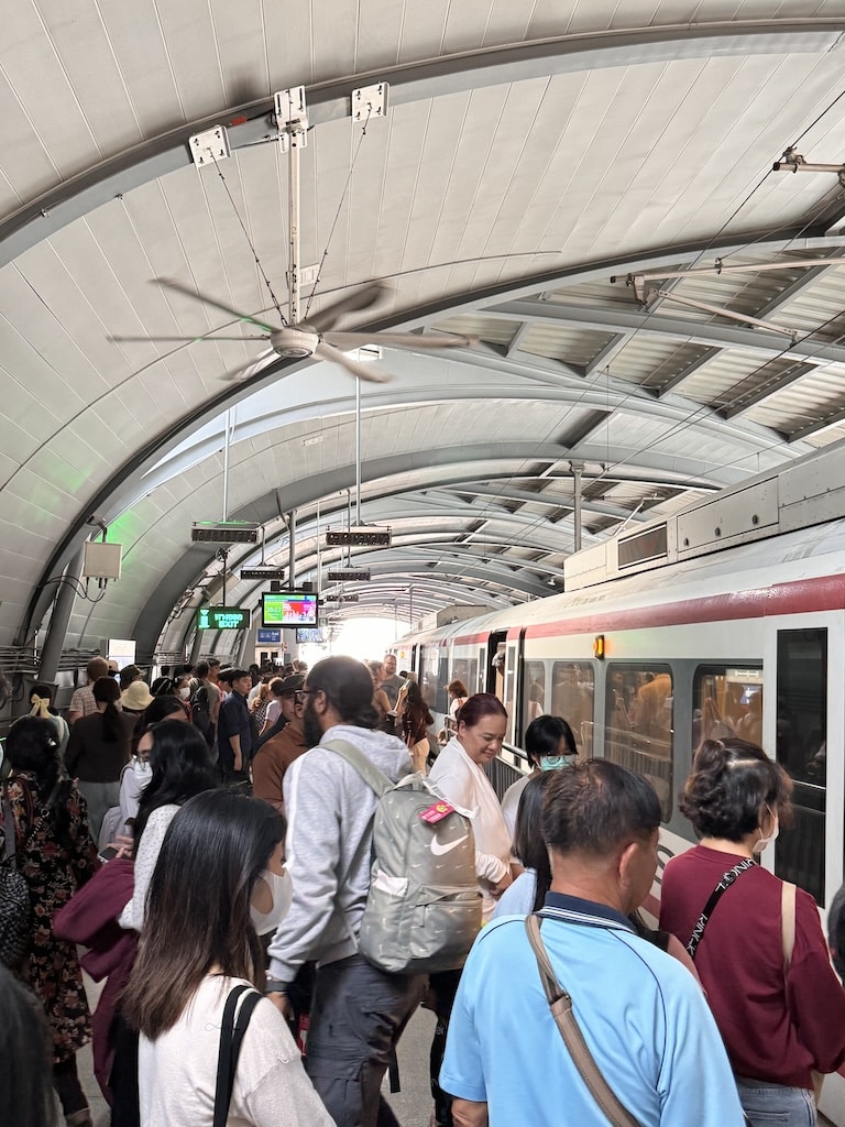De l’aéroport de Bangkok au centre-ville en 30 minutes 🇹🇭 21 Transports en commun de Bangkok à l’heure de pointe