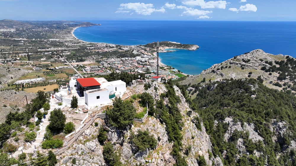 Visiter Rhodes : que faire ? 18 lieux à voir et activités 36 Vue aérienne de la chapelle Panagia Tsambika sur la montagne au-dessus de la baie à Rhodes