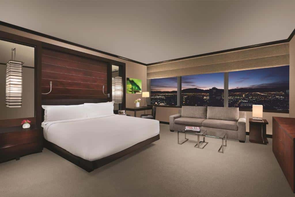 Où dormir à Las Vegas ? Les 5 meilleurs quartiers et hôtels 15 Un lit et un coin salon près de grandes baies vitrées dans une suite du Vdara Hotel & Spa