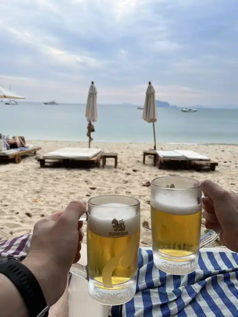 Où dormir à Phuket ? Les 9 meilleurs quartiers et hébergements uniques 🇹🇭 71 Une bière sur la plage en Thaïlande
