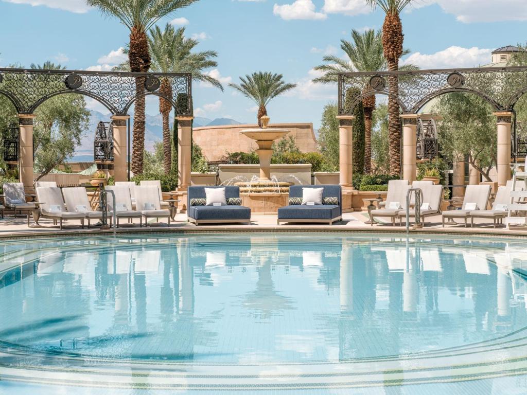 Où dormir à Las Vegas ? Les 5 meilleurs quartiers et hôtels 19 Une piscine turquoise avec des palmiers et des transats au Palazzo at The Venetian
