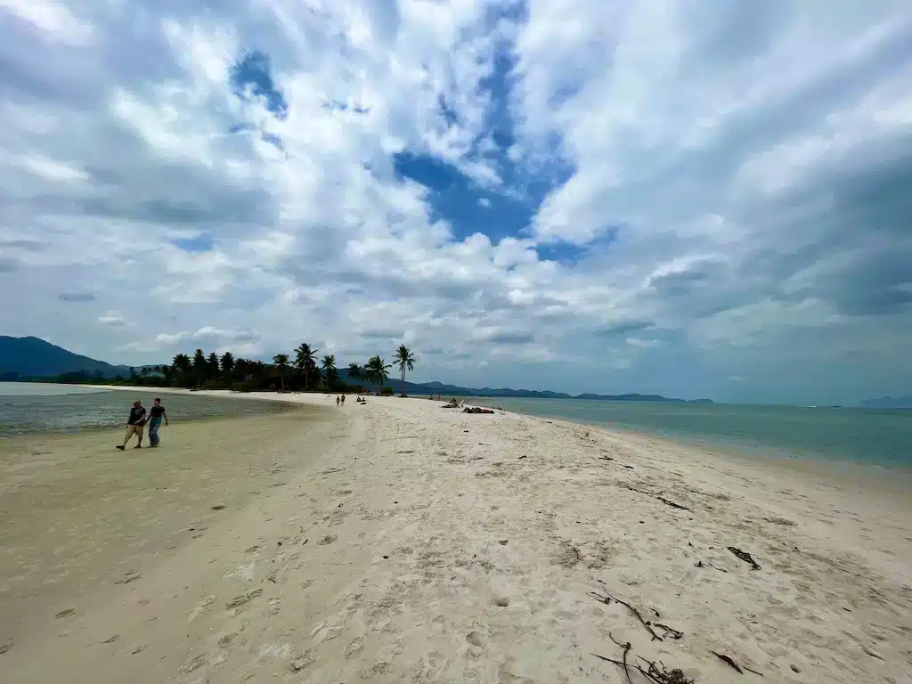 Où dormir à Phuket ? Les 9 meilleurs quartiers et hébergements uniques 🇹🇭 65 Une plage de Koh Yao Yai