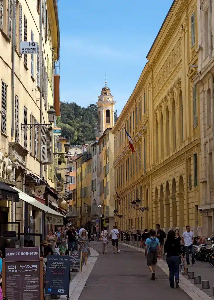 Une rue pleine de charme dans la vieille ville de Nice