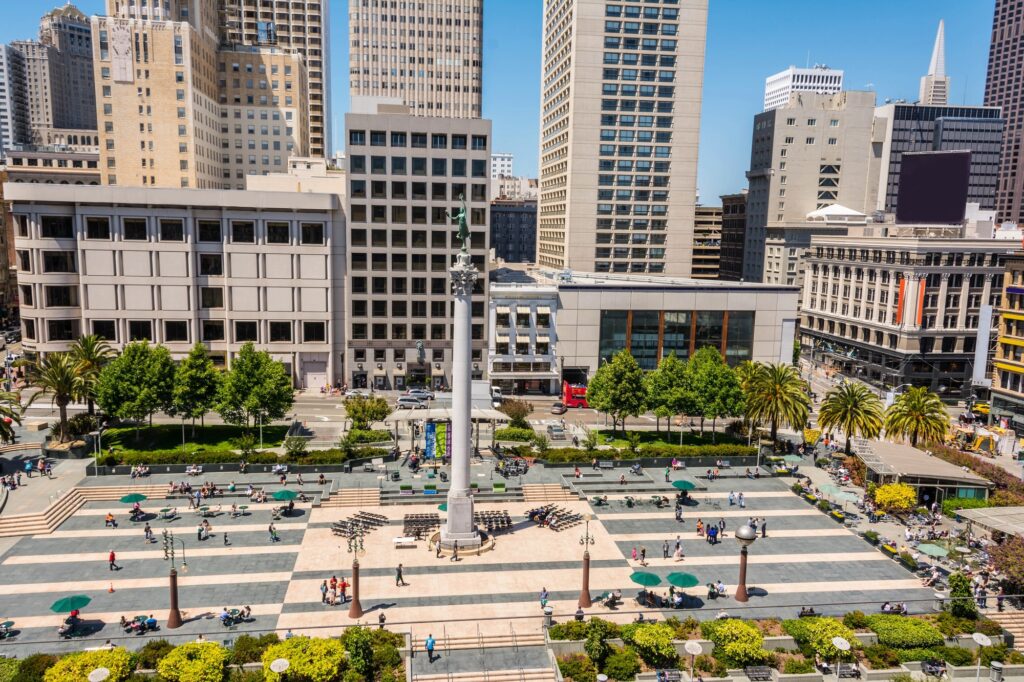 Union Square avec son monument central et les immeubles alentour à San Francisco