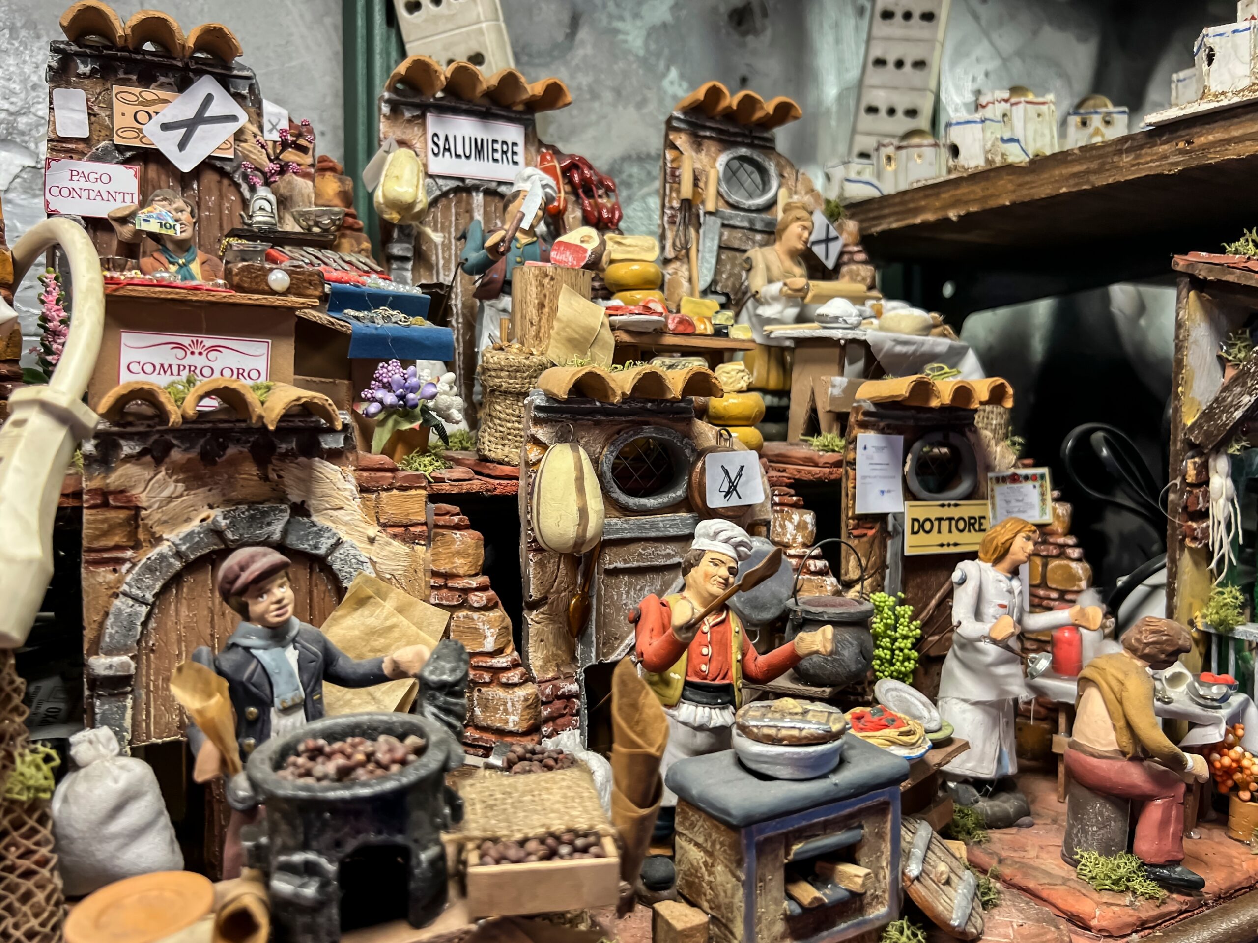 Visiter Naples : que faire ? 17 lieux à voir et activités 24 Crèches artisanales dans la Via San Gregorio Armeno
