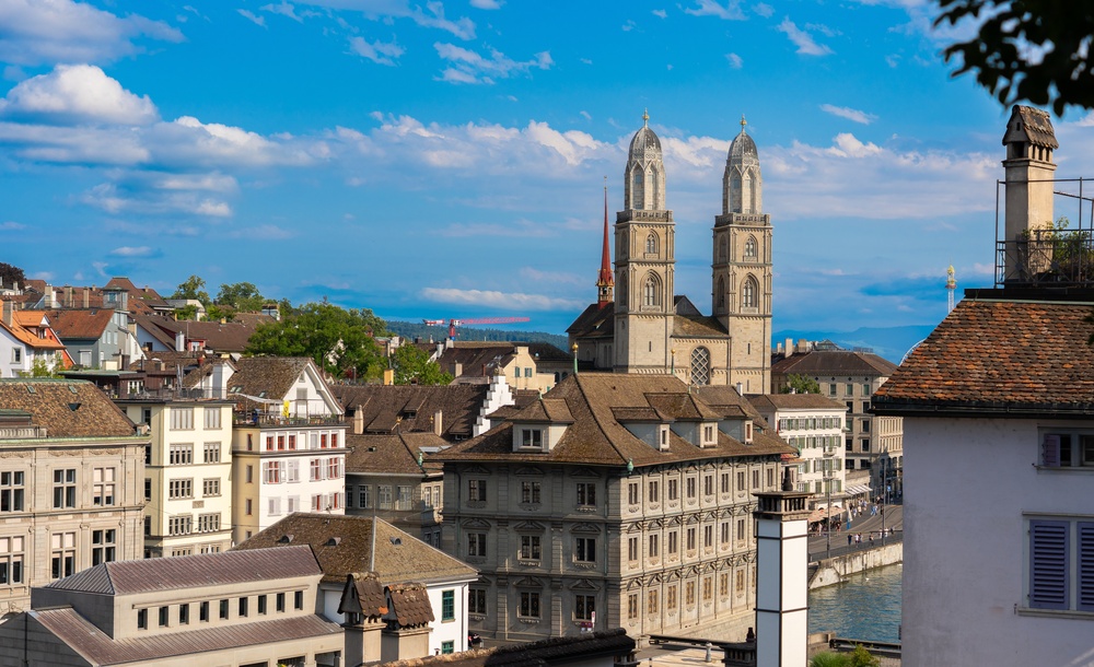 Où dormir en Suisse ? Les 7 meilleures villes et de bons hôtels 10 La vieille ville de Zurich avec ses vieux toits et la cathédrale du Grossmünster