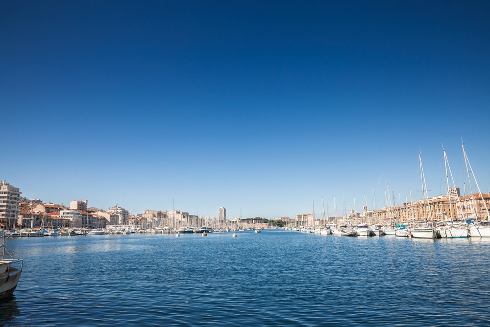 Le Vieux-Port de Marseille avec des voiliers et des yachts le long des quais