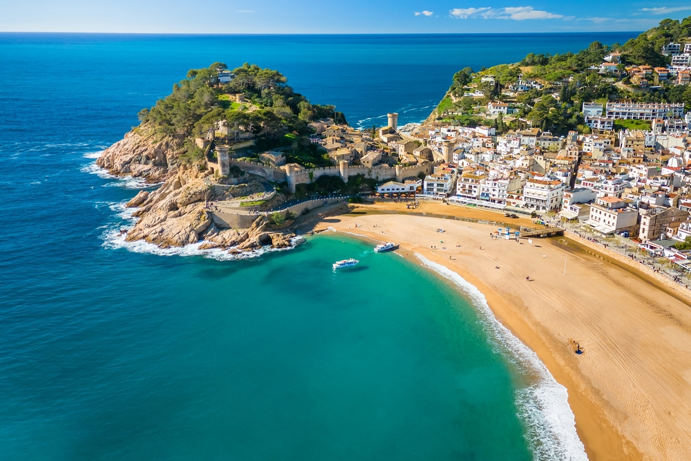 Tossa de Mar sur la Costa Brava, avec la plage et la forteresse de la Vila Vella