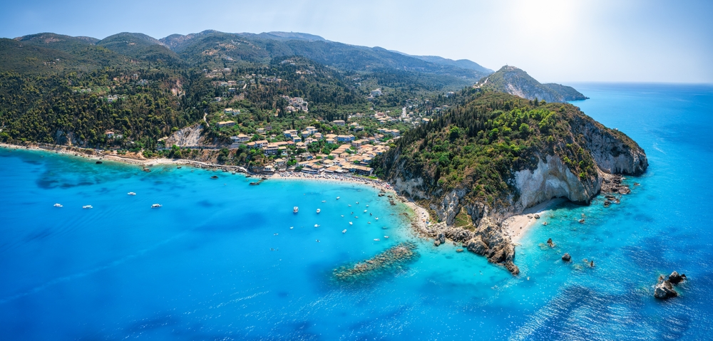 Où dormir à Lefkada ? Les 6 meilleures zones et de bons hôtels 9 Vue aérienne du petit village d’Agios Nikitas et de sa plage à Lefkada