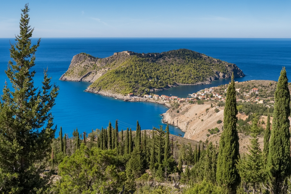 Où dormir à Céphalonie ? Les 7 meilleures zones et de bons hôtels 16 Le village d’Assos et ses maisons colorées à Céphalonie
