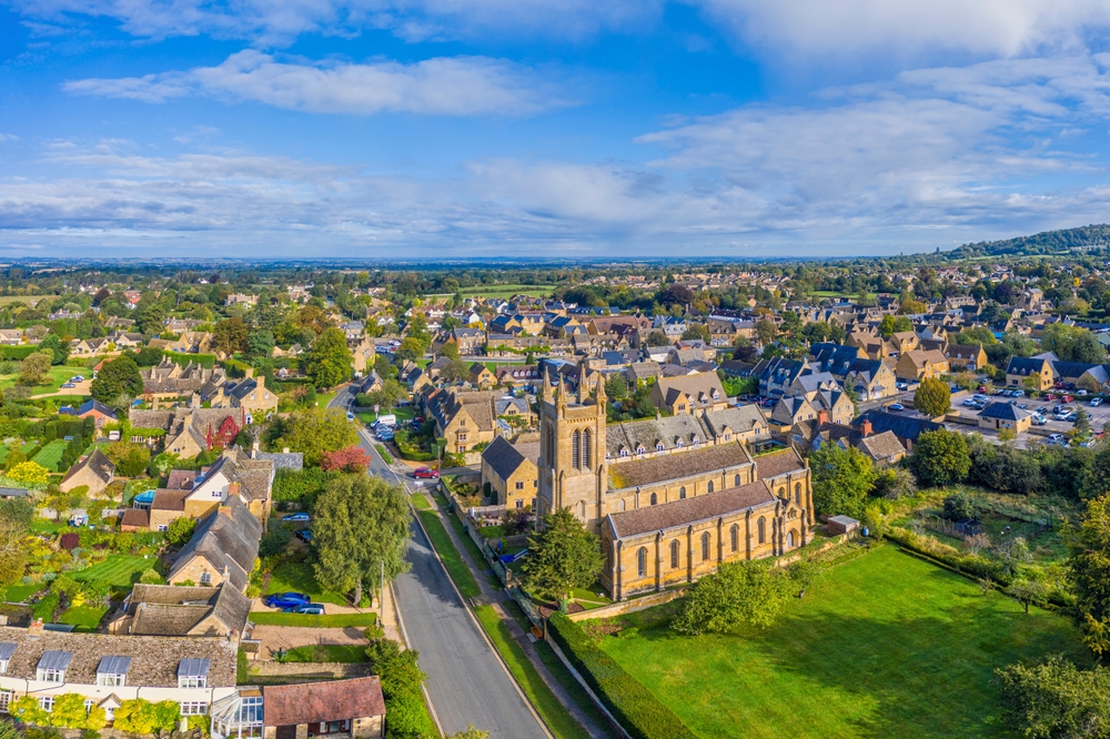 Où dormir dans les Cotswolds ? Les 7 meilleures villes et de bons hôtels 14 Le village de Broadway dans les Cotswolds vu du ciel