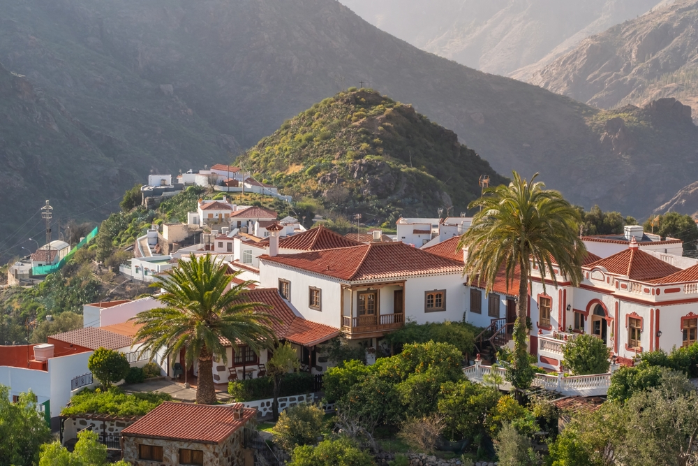 Visiter la Grande Canarie : que faire ? 17 lieux à voir et activités 24 Le village de montagne de Tejeda vu d’en haut avec le Roque Nublo au coucher du soleil