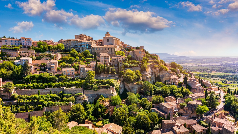 Où dormir en Provence ? Les 6 meilleures villes et de bons hôtels 14 Vue sur le petit village de Gordes en Provence