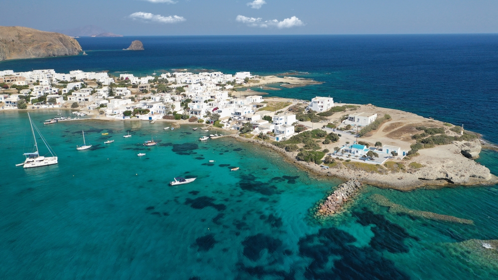 Où dormir à Milos ? Les 6 meilleures zones et de bons hôtels 11 La baie et le village de Pollonia vus du ciel