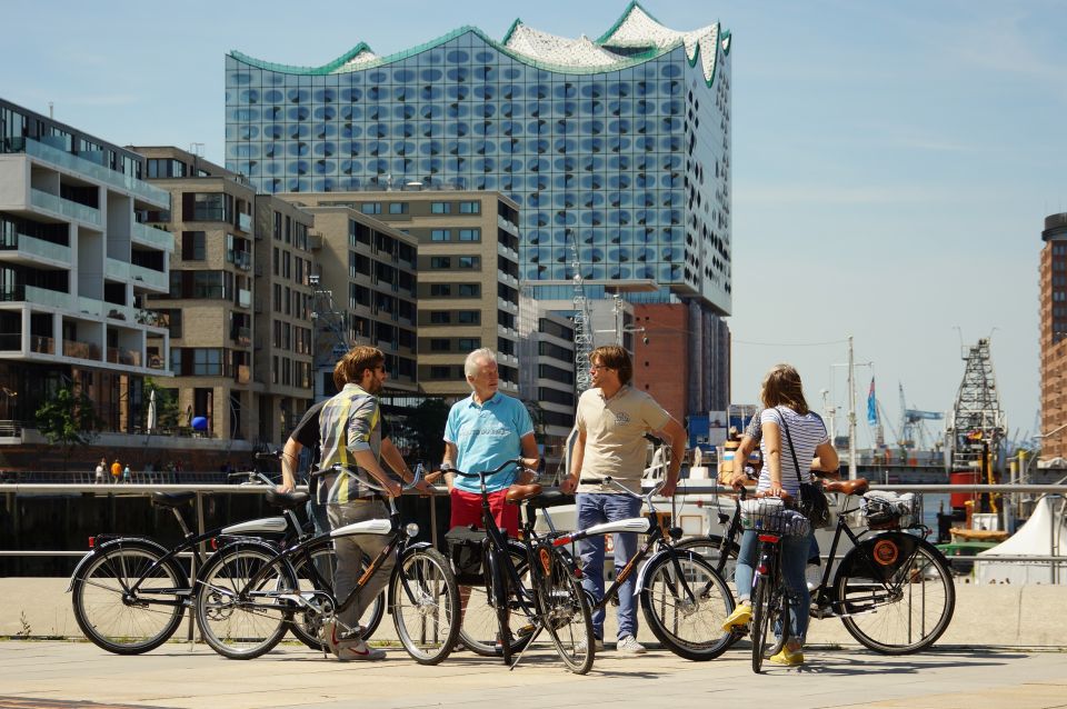 Voyageurs participant à une visite guidée à vélo à Hambourg