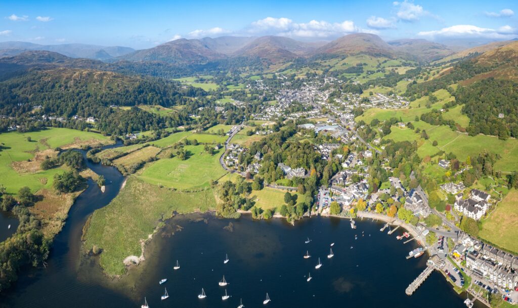 Où dormir dans le Lake District ? Les 5 meilleurs quartiers et hébergements 16 Vue aérienne d’Ambleside et des bateaux à l’extrémité nord de Windermere