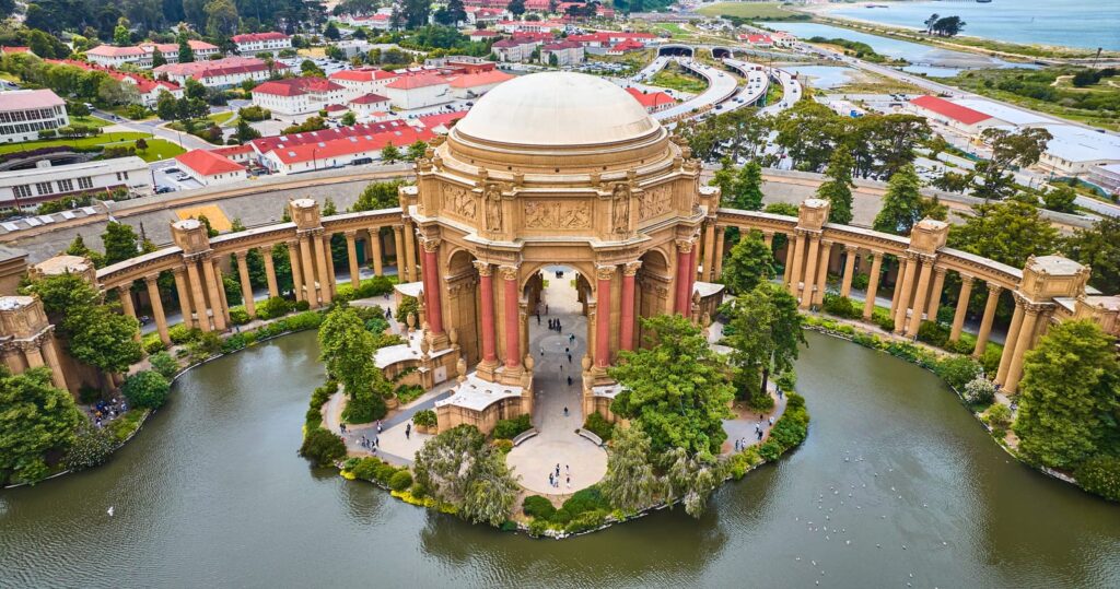 Vue aérienne de la rotonde, des colonnades et du bassin du Palace of Fine Arts