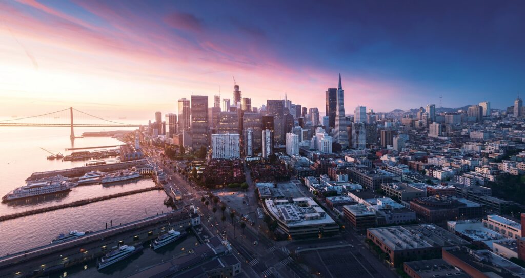 Vue aérienne du Financial District, du front de mer et des jetées au coucher du soleil