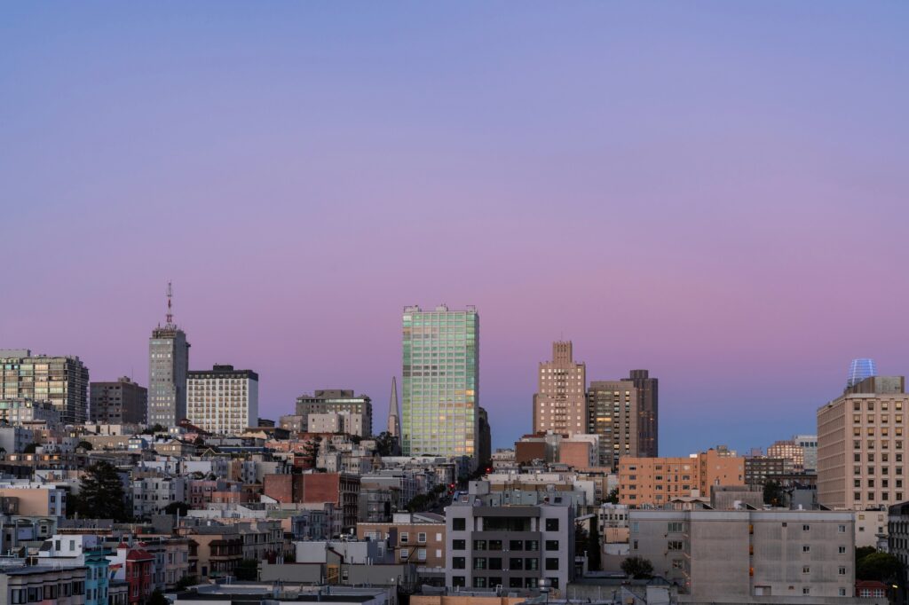 Vue sur les immeubles et les collines de San Francisco sous un ciel rose du soir