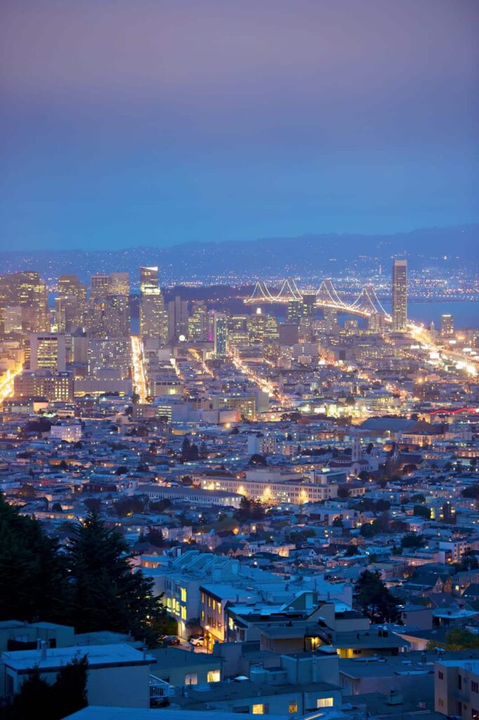 Vue sur les rues et les immeubles de San Francisco qui s’illuminent au crépuscule