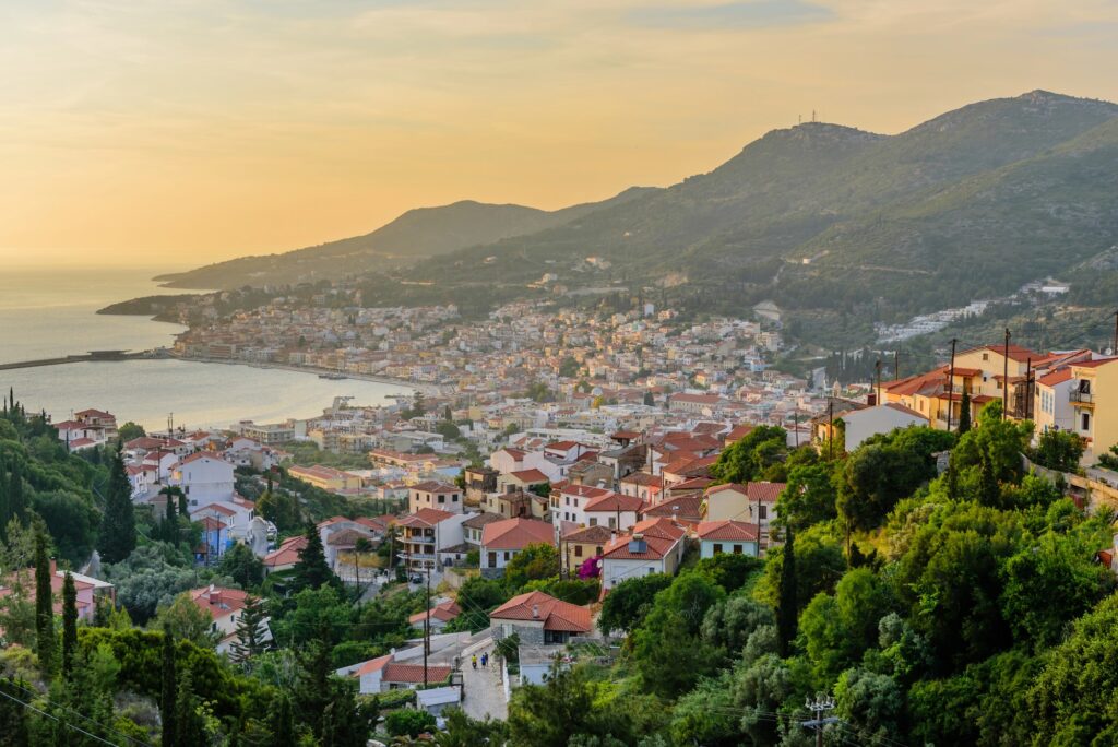 Vue sur Samos-ville, sa baie et les collines alentour au coucher du soleil